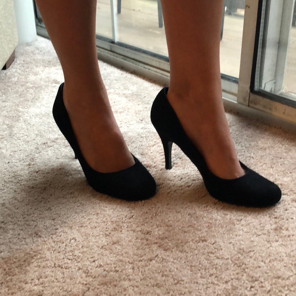 Black round-toe pumps